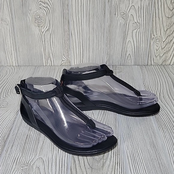 Hunter T Strap Black Sandals, Women's 5 - Picture 1 of 9